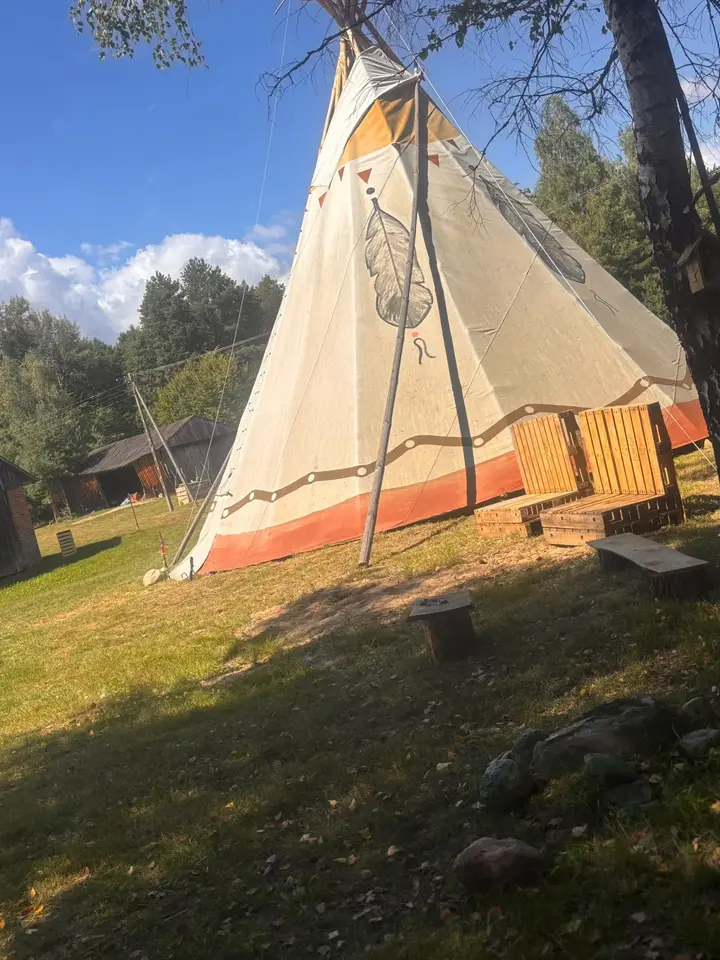 Tipi z malowanym piórem na słonecznej polanie