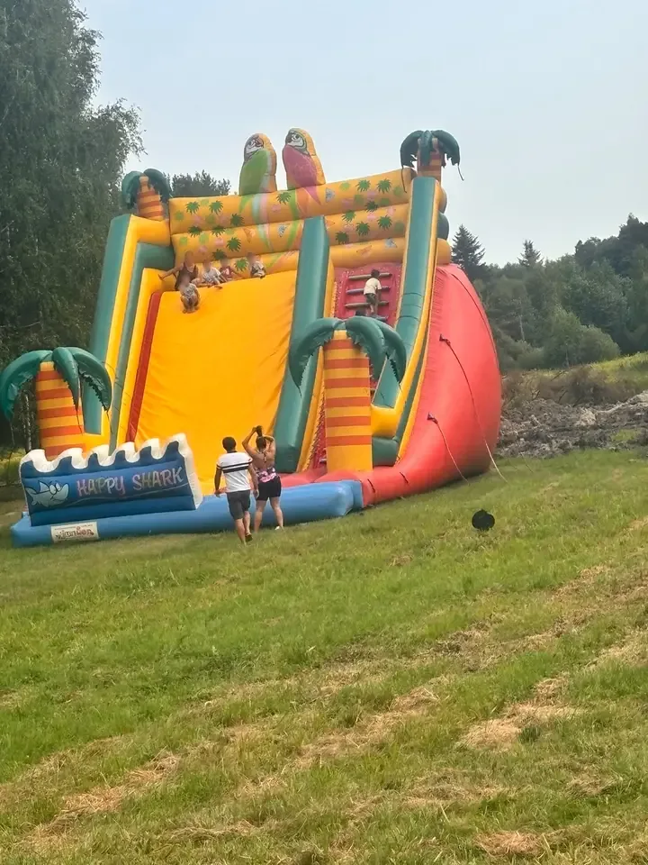Duża dmuchana zjeżdżalnia na polanie